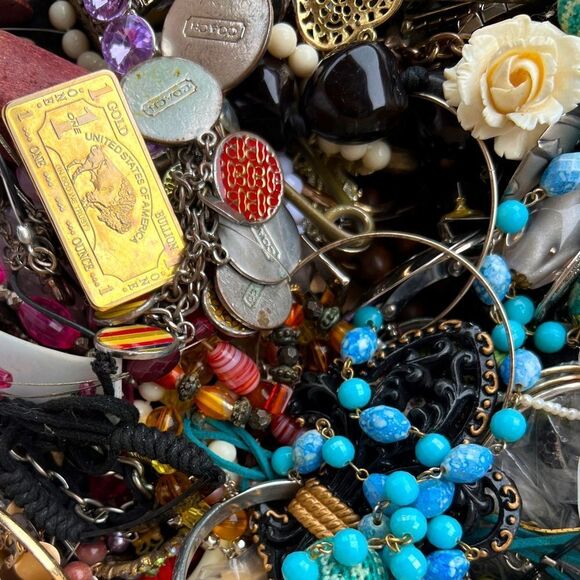🎁 2 LB unsearched untested junk jewelry lot~ junk wearable craft repair - Picture 2 of 10